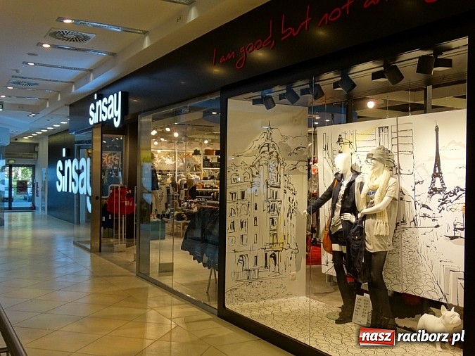 Zdjęcie w galerii na portalu naszraciborz.pl: Ponad 500 osób na otwarciu nowych salonów w Galerii Młyńskiej wiadomości z regionu