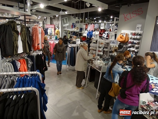 Zdjęcie w galerii na portalu naszraciborz.pl: Ponad 500 osób na otwarciu nowych salonów w Galerii Młyńskiej wiadomości z regionu