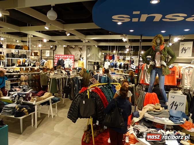 Zdjęcie w galerii na portalu naszraciborz.pl: Ponad 500 osób na otwarciu nowych salonów w Galerii Młyńskiej wiadomości z regionu