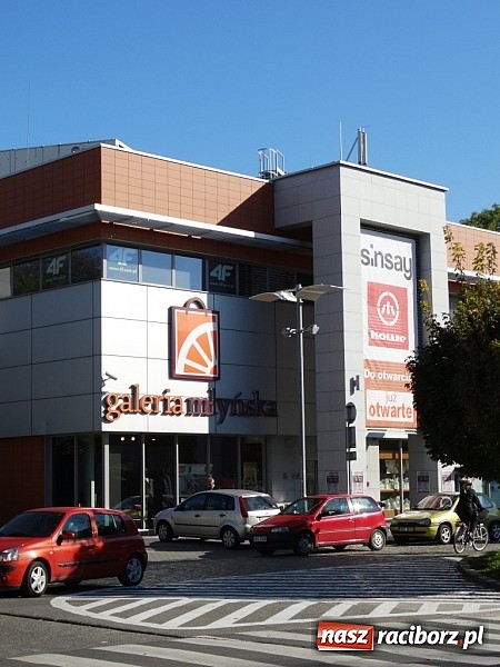 Zdjęcie w galerii na portalu naszraciborz.pl: Ponad 500 osób na otwarciu nowych salonów w Galerii Młyńskiej wiadomości z regionu