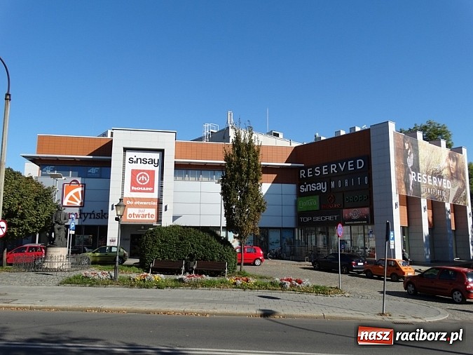 Zdjęcie w galerii na portalu naszraciborz.pl: Ponad 500 osób na otwarciu nowych salonów w Galerii Młyńskiej wiadomości z regionu