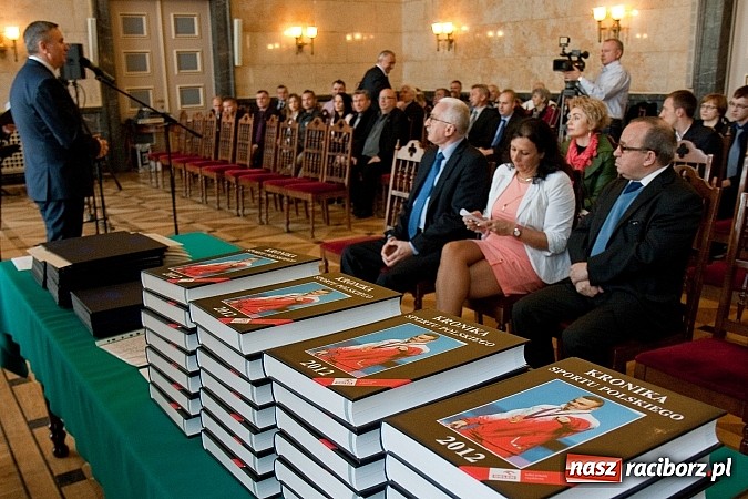 Zdjęcie w galerii na portalu naszraciborz.pl: Rafał Smoleń z nagrodą marszałka wiadomości z regionu