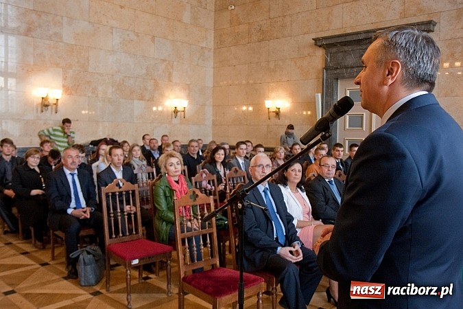 Zdjęcie w galerii na portalu naszraciborz.pl: Rafał Smoleń z nagrodą marszałka wiadomości z regionu