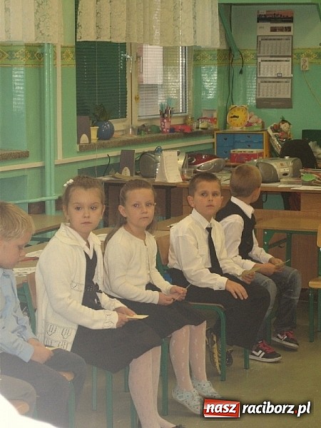 Zdjęcie w galerii na portalu naszraciborz.pl: Pasowanie na Pierwszaka w SP-18 wiadomości z regionu