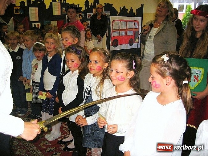 Zdjęcie w galerii na portalu naszraciborz.pl: Pasowanie na Pierwszaka w SP-18 wiadomości z regionu