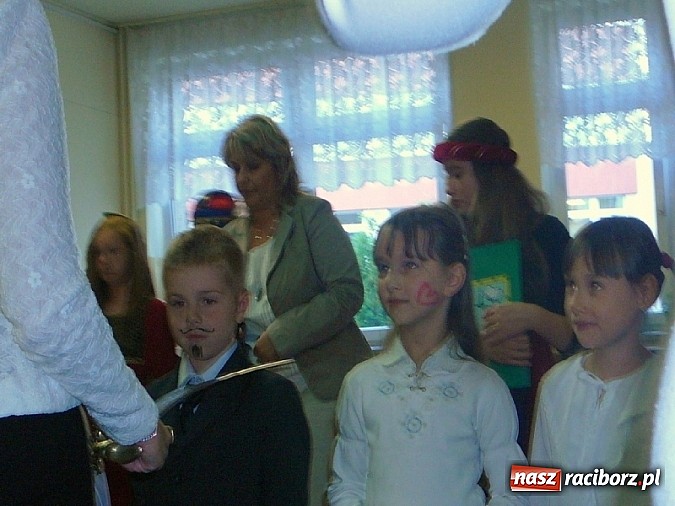 Zdjęcie w galerii na portalu naszraciborz.pl: Pasowanie na Pierwszaka w SP-18 wiadomości z regionu