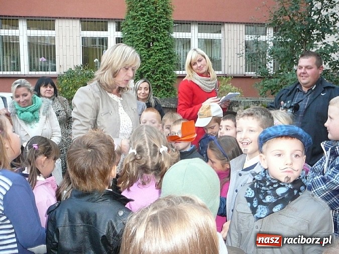 Zdjęcie w galerii na portalu naszraciborz.pl: Pasowanie na Pierwszaka w SP-18 wiadomości z regionu