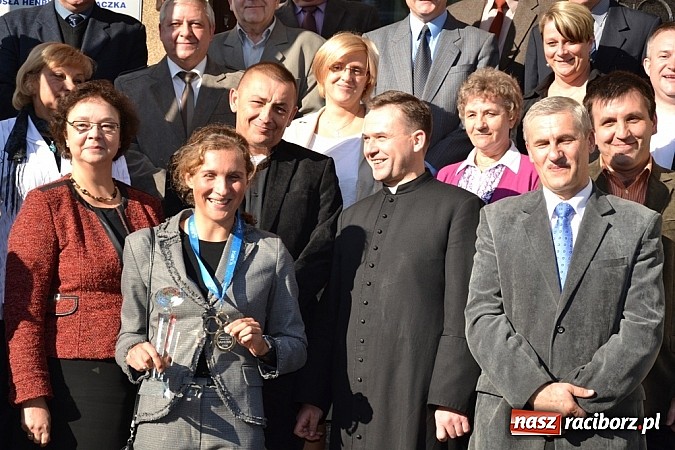 Zdjęcie w galerii na portalu naszraciborz.pl: Praca, talent i rodzina - Ewa Bugdoł wygrała Puchar Świata. Dziś odebrała gratulacje wiadomości z regionu