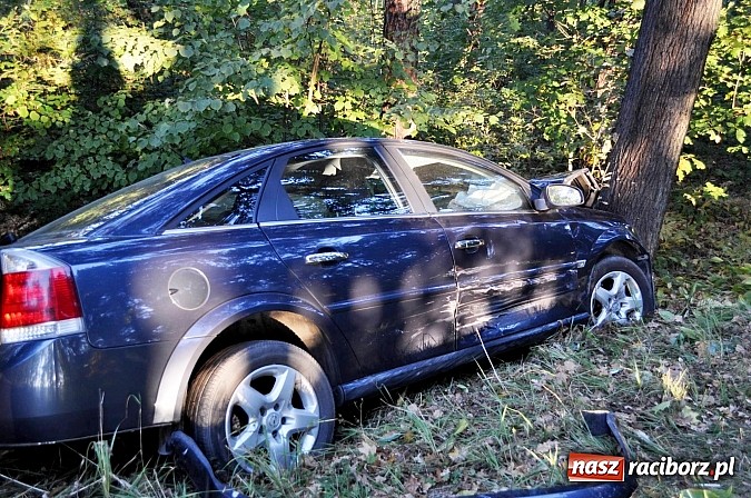 Zdjęcie w galerii na portalu naszraciborz.pl: Zderzenie vectry z volkswagenem polo na DW 922 wiadomości z regionu