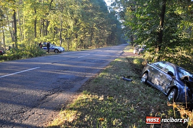 Zdjęcie w galerii na portalu naszraciborz.pl: Zderzenie vectry z volkswagenem polo na DW 922 wiadomości z regionu