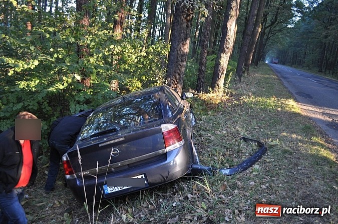 Zdjęcie w galerii na portalu naszraciborz.pl: Zderzenie vectry z volkswagenem polo na DW 922 wiadomości z regionu