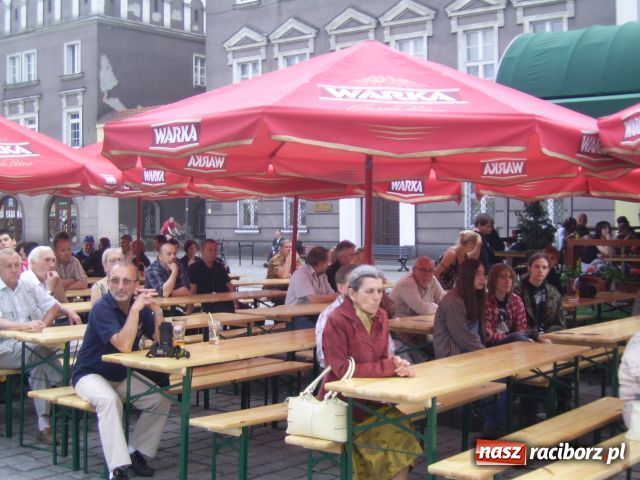 Zdjęcie w galerii na portalu naszraciborz.pl: Bluesowo na rynku wiadomości z regionu