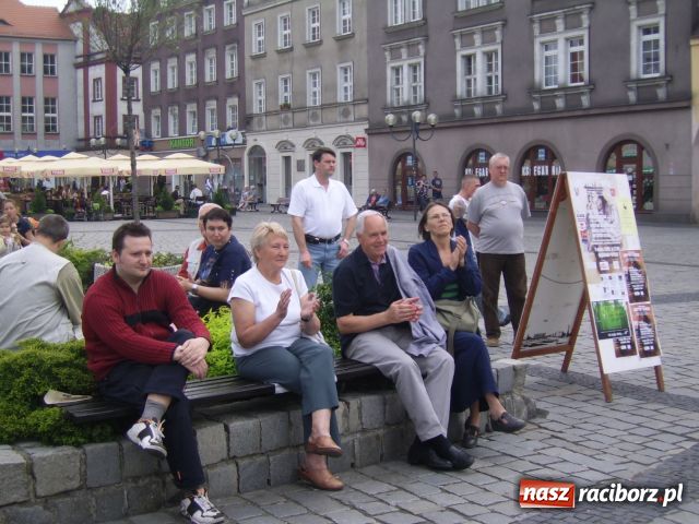 Zdjęcie w galerii na portalu naszraciborz.pl: Bluesowo na rynku wiadomości z regionu