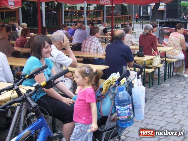Zdjęcie w galerii na portalu naszraciborz.pl: Bluesowo na rynku wiadomości z regionu