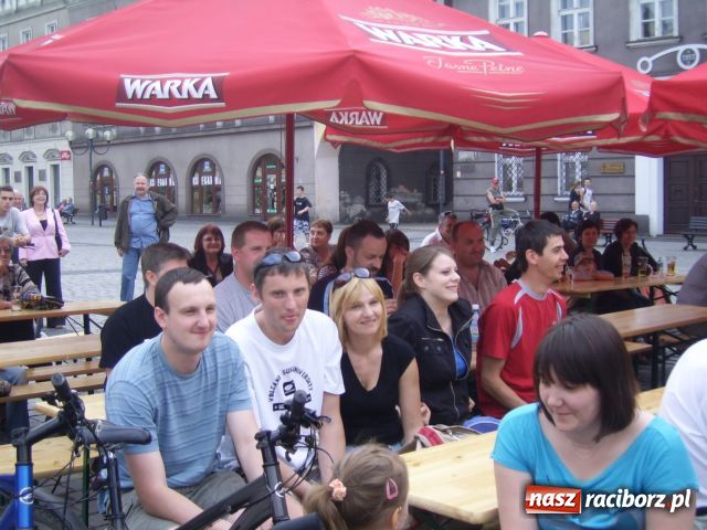 Zdjęcie w galerii na portalu naszraciborz.pl: Bluesowo na rynku wiadomości z regionu