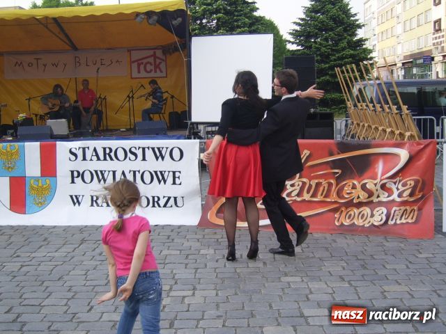 Zdjęcie w galerii na portalu naszraciborz.pl: Bluesowo na rynku wiadomości z regionu