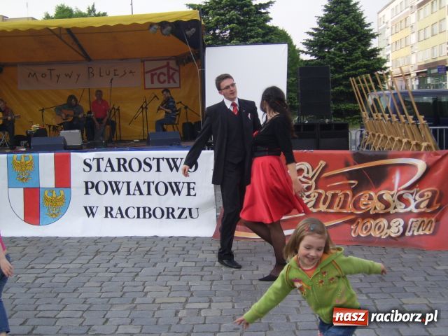 Zdjęcie w galerii na portalu naszraciborz.pl: Bluesowo na rynku wiadomości z regionu