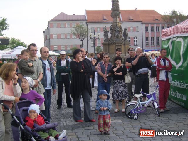 Zdjęcie w galerii na portalu naszraciborz.pl: Bluesowo na rynku wiadomości z regionu