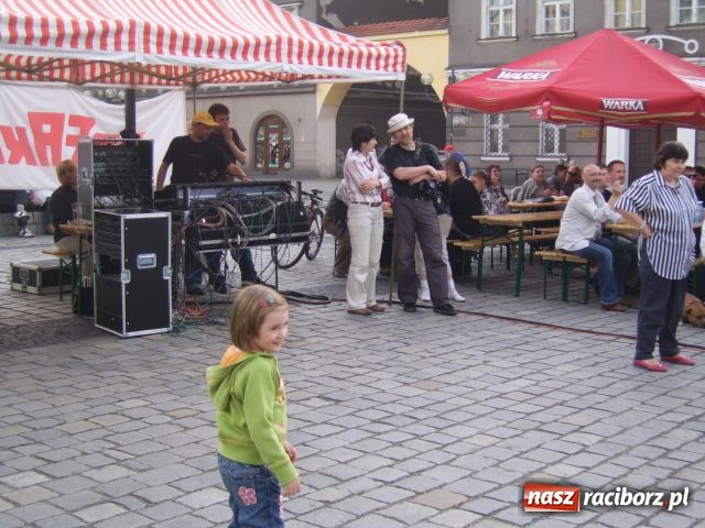 Zdjęcie w galerii na portalu naszraciborz.pl: Bluesowo na rynku wiadomości z regionu