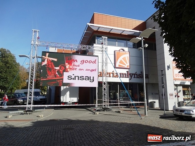 Zdjęcie w galerii na portalu naszraciborz.pl: Raciborzanki sprawdzały się w salonie Sinsay w Galerii Młyńskiej jako stylistki wiadomości z regionu