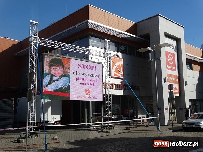 Zdjęcie w galerii na portalu naszraciborz.pl: Raciborzanki sprawdzały się w salonie Sinsay w Galerii Młyńskiej jako stylistki wiadomości z regionu