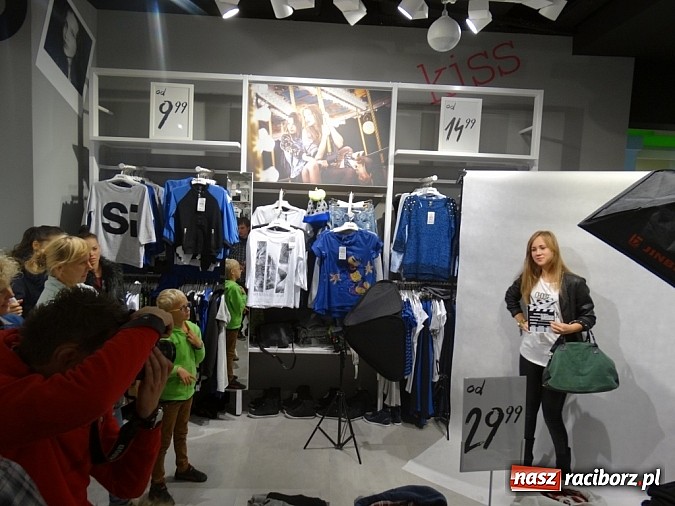 Zdjęcie w galerii na portalu naszraciborz.pl: Raciborzanki sprawdzały się w salonie Sinsay w Galerii Młyńskiej jako stylistki wiadomości z regionu