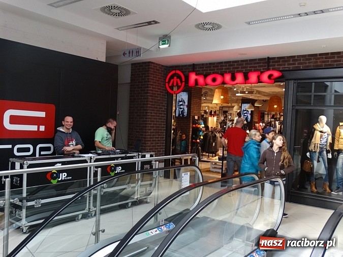 Zdjęcie w galerii na portalu naszraciborz.pl: Raciborzanki sprawdzały się w salonie Sinsay w Galerii Młyńskiej jako stylistki wiadomości z regionu