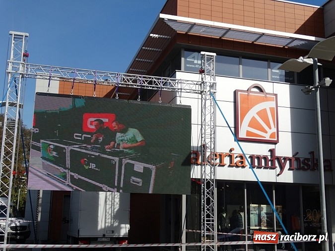 Zdjęcie w galerii na portalu naszraciborz.pl: Raciborzanki sprawdzały się w salonie Sinsay w Galerii Młyńskiej jako stylistki wiadomości z regionu