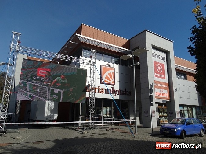 Zdjęcie w galerii na portalu naszraciborz.pl: Raciborzanki sprawdzały się w salonie Sinsay w Galerii Młyńskiej jako stylistki wiadomości z regionu