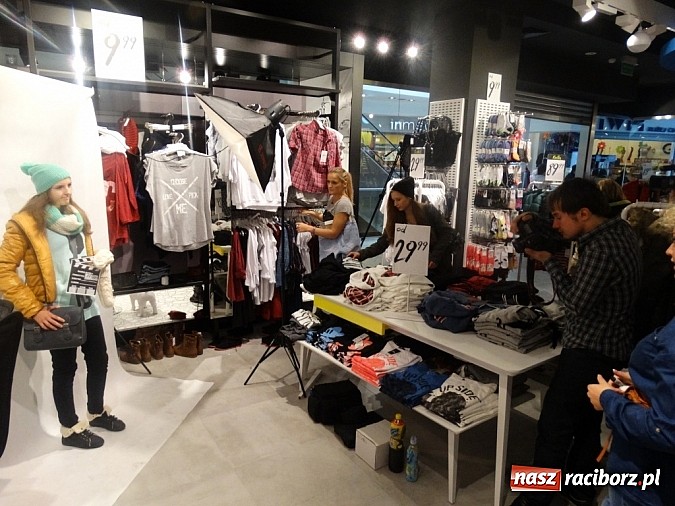 Zdjęcie w galerii na portalu naszraciborz.pl: Raciborzanki sprawdzały się w salonie Sinsay w Galerii Młyńskiej jako stylistki wiadomości z regionu