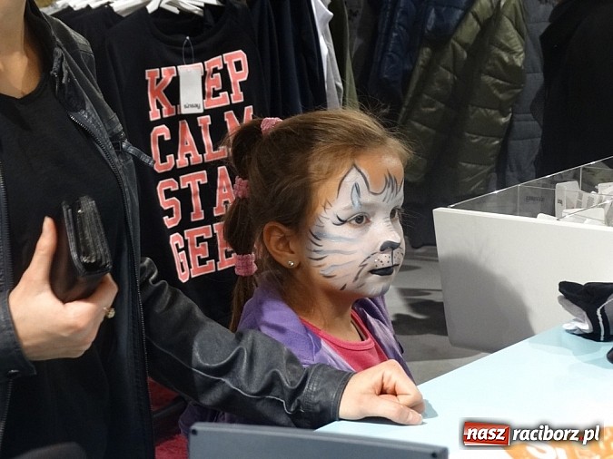 Zdjęcie w galerii na portalu naszraciborz.pl: Raciborzanki sprawdzały się w salonie Sinsay w Galerii Młyńskiej jako stylistki wiadomości z regionu