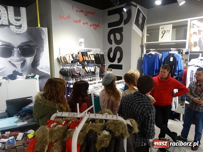 Zdjęcie w galerii na portalu naszraciborz.pl: Raciborzanki sprawdzały się w salonie Sinsay w Galerii Młyńskiej jako stylistki wiadomości z regionu