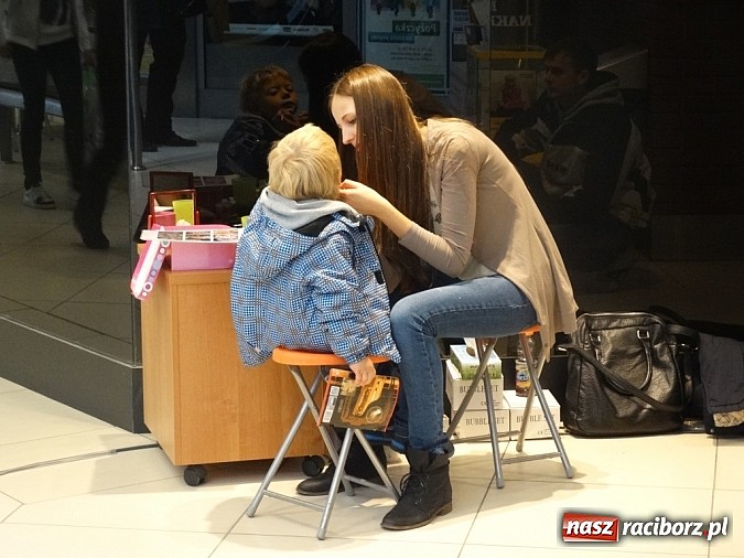Zdjęcie w galerii na portalu naszraciborz.pl: Raciborzanki sprawdzały się w salonie Sinsay w Galerii Młyńskiej jako stylistki wiadomości z regionu
