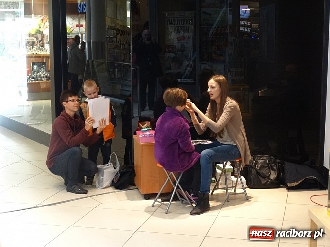 Zdjęcie w galerii na portalu naszraciborz.pl: Raciborzanki sprawdzały się w salonie Sinsay w Galerii Młyńskiej jako stylistki wiadomości z regionu