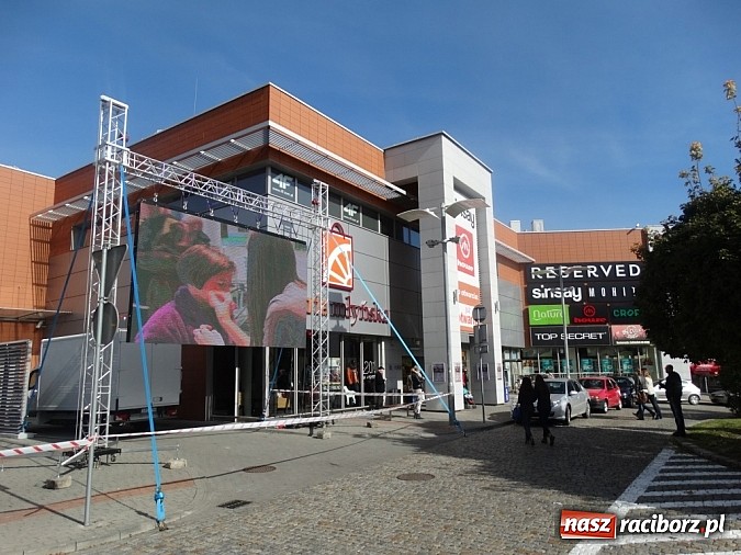 Zdjęcie w galerii na portalu naszraciborz.pl: Raciborzanki sprawdzały się w salonie Sinsay w Galerii Młyńskiej jako stylistki wiadomości z regionu
