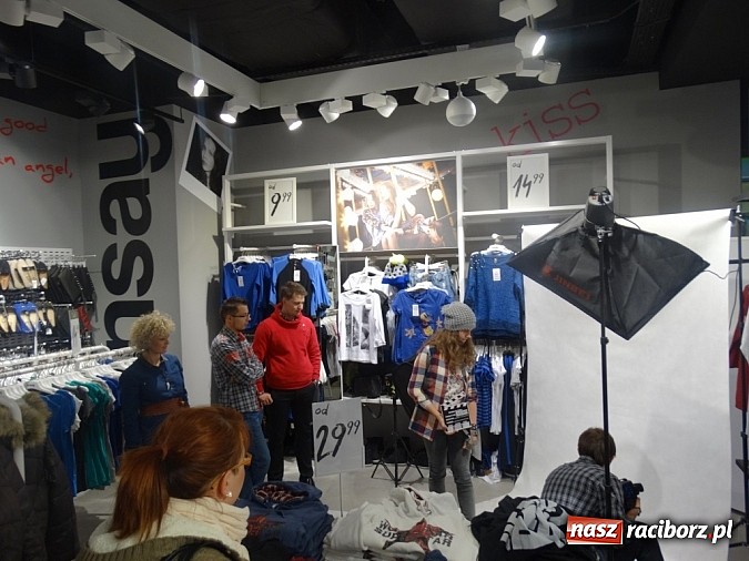 Zdjęcie w galerii na portalu naszraciborz.pl: Raciborzanki sprawdzały się w salonie Sinsay w Galerii Młyńskiej jako stylistki wiadomości z regionu