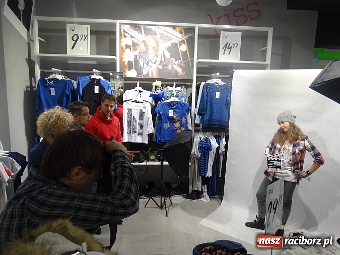 Zdjęcie w galerii na portalu naszraciborz.pl: Raciborzanki sprawdzały się w salonie Sinsay w Galerii Młyńskiej jako stylistki wiadomości z regionu