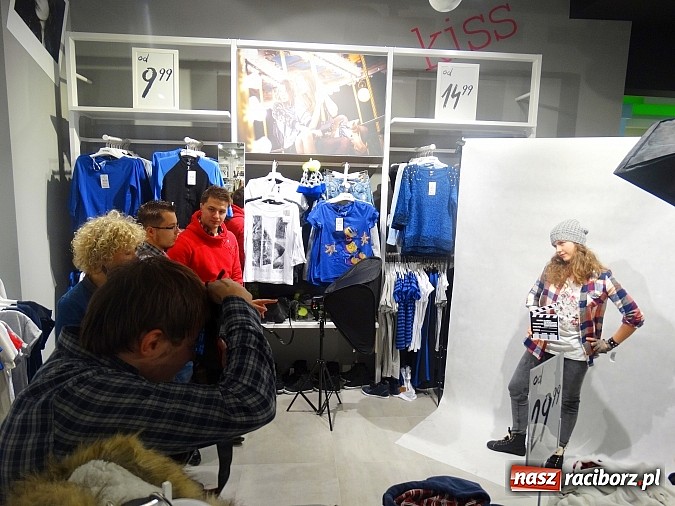 Zdjęcie w galerii na portalu naszraciborz.pl: Raciborzanki sprawdzały się w salonie Sinsay w Galerii Młyńskiej jako stylistki wiadomości z regionu