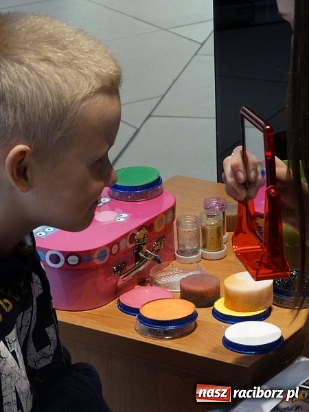 Zdjęcie w galerii na portalu naszraciborz.pl: Raciborzanki sprawdzały się w salonie Sinsay w Galerii Młyńskiej jako stylistki wiadomości z regionu