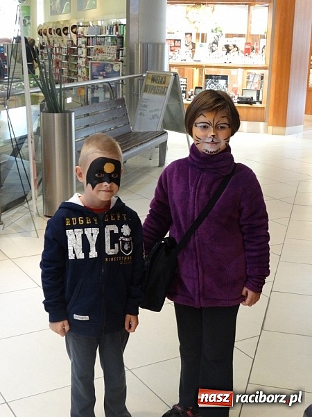 Zdjęcie w galerii na portalu naszraciborz.pl: Raciborzanki sprawdzały się w salonie Sinsay w Galerii Młyńskiej jako stylistki wiadomości z regionu