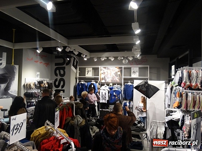 Zdjęcie w galerii na portalu naszraciborz.pl: Raciborzanki sprawdzały się w salonie Sinsay w Galerii Młyńskiej jako stylistki wiadomości z regionu