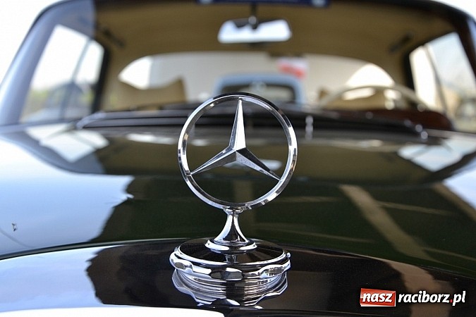 Zdjęcie w galerii na portalu naszraciborz.pl: W Zabełkowie miłośnicy oldtimerów zakończyli sezon wiadomości z regionu