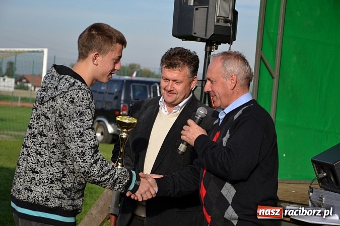 Zdjęcie w galerii na portalu naszraciborz.pl: W Zabełkowie miłośnicy oldtimerów zakończyli sezon wiadomości z regionu