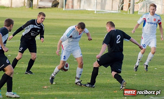 Zdjęcie w galerii na portalu naszraciborz.pl: Krzanowice mają patent na czołówkę. Wicelider na kolanach wiadomości z regionu