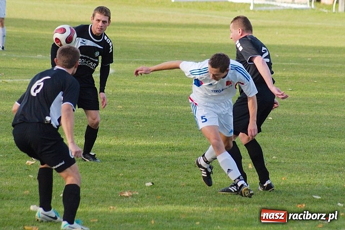 Zdjęcie w galerii na portalu naszraciborz.pl: Krzanowice mają patent na czołówkę. Wicelider na kolanach wiadomości z regionu