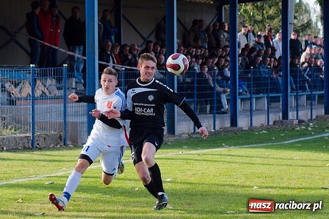 Zdjęcie w galerii na portalu naszraciborz.pl: Krzanowice mają patent na czołówkę. Wicelider na kolanach wiadomości z regionu