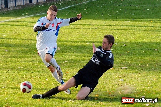 Zdjęcie w galerii na portalu naszraciborz.pl: Krzanowice mają patent na czołówkę. Wicelider na kolanach wiadomości z regionu