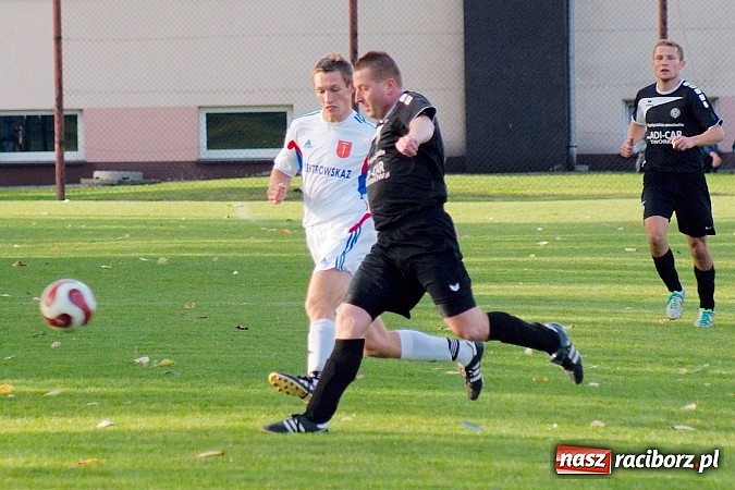 Zdjęcie w galerii na portalu naszraciborz.pl: Krzanowice mają patent na czołówkę. Wicelider na kolanach wiadomości z regionu