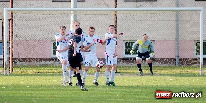 Zdjęcie w galerii na portalu naszraciborz.pl: Krzanowice mają patent na czołówkę. Wicelider na kolanach wiadomości z regionu