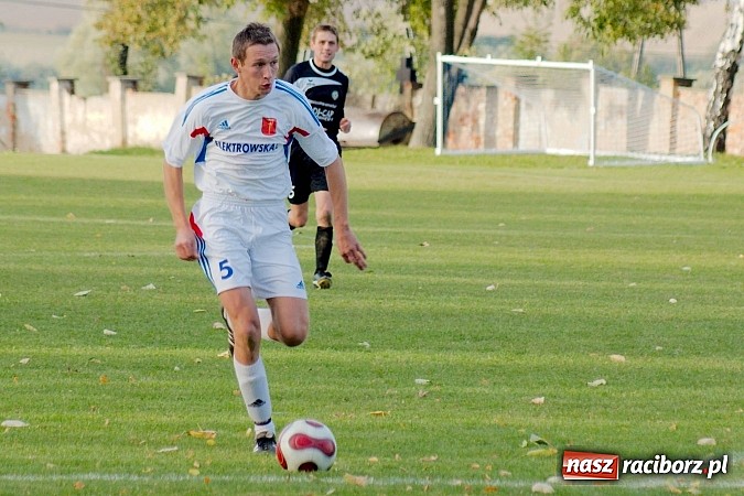 Zdjęcie w galerii na portalu naszraciborz.pl: Krzanowice mają patent na czołówkę. Wicelider na kolanach wiadomości z regionu